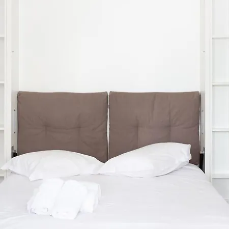 Cozy Furnished Studio Ideally Located In A Quiet Area In Center Apartment